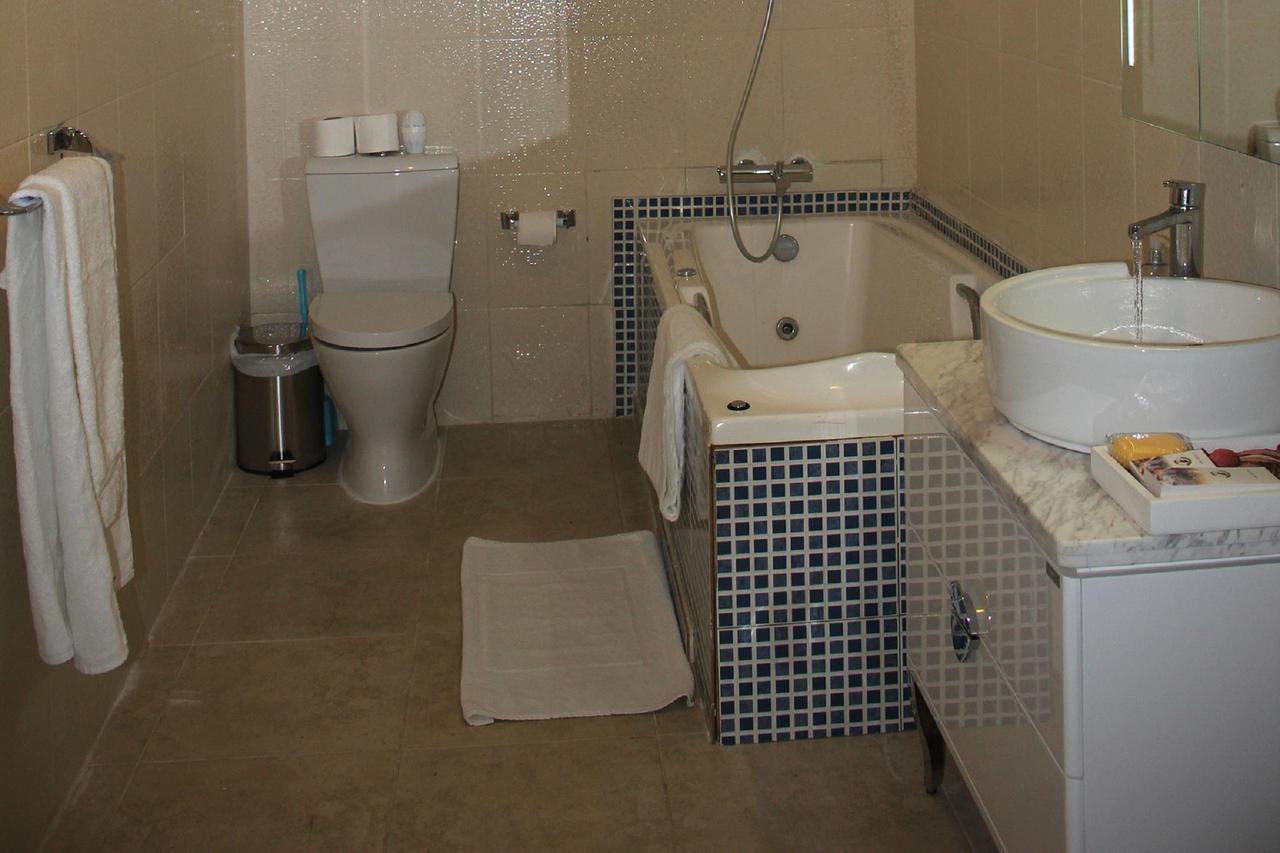 Palm Spring Resort Monrovia Ngoại thất bức ảnh